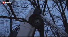 NO TO JE LAPÁLIE! Jeptiška zaparkovala auto na stromě…