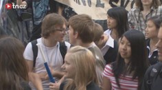 VIDEO: V Děčíně protestovaly stovky studentů. Jsou proti slučovaní škol!