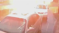 VIDEO: To bylo o fous. Jen co pár zabouchl dveře od auta, udeřil vedle něj blesk