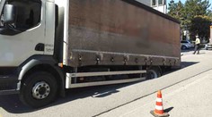 Pozor, propadá se silnice. Náklaďák v Brně uvázl v nečekané pasti