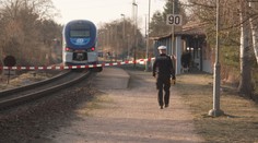 Přecházela koleje s mobilem v ruce. Ženu (†22) srazil vlak