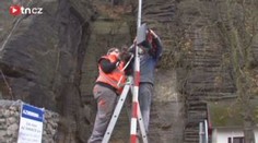 Skály ve Hřensku se daly do pohybu. Nastoupila speciální četa