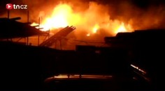 Pražské Holešovice zamořil hustý dým z požáru nelegální skládky