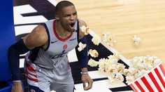 Hvězda Washingtonu zuří! Na cestě do šatny byla zasypána popcornem