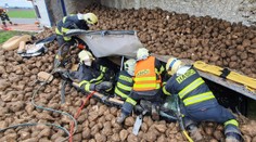 Kamion se po srážce převrátil na osobák, který ke všemu zasypala řepa