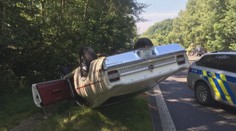 Černý pátek 13. Řidič na Českolipsku převrátil nádherného veterána z 60. let