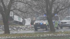 Řidič na Prostějovsku zůstal po havárii zaklíněný v autě, to začalo hořet