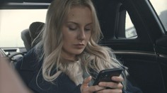 VIDEO: Je vám špatně, když za jízdy koukáte do telefonu? Trik, jak tomu zabránit