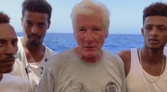 Herec Gere navštívil migranty na lodi u Itálie. "Musíme jim pomoci," řekl