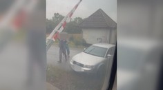 Drama na železnici. Řidiče na přejezdu uvěznily závory, po vysvobození ujel