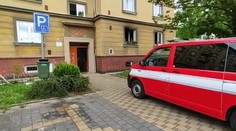 Zapálená svíčka způsobila v Pardubicích požár. Důchodkyni vyhořel byt