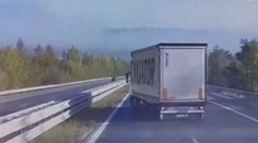 Kamioňák kličkoval po dálnici D5 jako při slalomu. Důvod policisty hodně překvapil