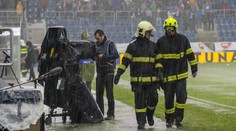 Sport reaguje na počasí: Fotbal ruší program, odkládají se i hokeje