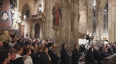 VIDEO: Půlnoční mši svatou v katedrále sv. Víta sloužil arcibiskup Graubner