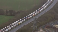Někteří Češi uvázlí v Británii jedou domů, mnozí ale museli zůstat