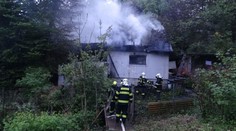U Prahy lehla popelem chata. S ohněm bojovalo 5 jednotek hasičů