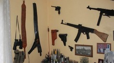 Granáty, mina, náboj do děla. Muž měl doma hotovou zbrojnici