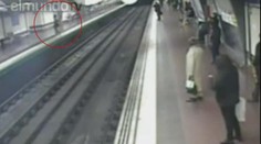 ŽIVOT NA VLÁSKU: Vytáhl ho z kolejiště vteřiny před příjezdem vlaku