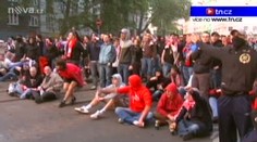 VIDEO: Fotbaloví fanoušci řádili ve Vršovicích, zadrženo 17 lidí