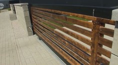 Dětská hra skončila neštěstím. Tříletou holčičku zavalila 300kilová brána