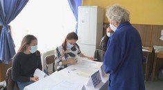 Druhé kolo senátních voleb. Voliči mohou hlasovat až do večera
