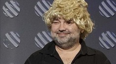 Herec Svoboda z Ulice coby blonďatá moderátkorka počasí