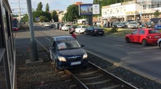 Řidič během záchvatu zapadl na kolejích a zastavil tramvaje
