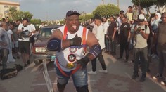 VIDEO: Egyptský silák při pokusu o světový rekord. Utáhl 20 osobních vozů najednou
