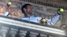 Djokovič slavil triumf na plném náměstí. Zaujal i velmi přesným hodem