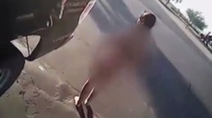 Nahá žena šla po ulici. Policista jí chtěl pomoct, ukradla mu auto