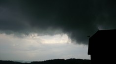 Prahou se přehnaly bouřky, na jih Čech se blíží. Ve Fulneku uklízejí