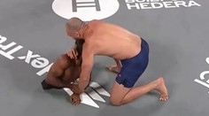 Bizár v bojových sportech. Zápasník UFC uškrtil bijce bez nohou