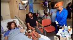 Alžběta II. přijela do Manchesteru. Navštívila děti v nemocnici