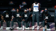 Basketbalová hvězda jde proti proudu! Všichni poklekli, proč zůstal stát?