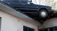 Bouřka odnesla auto na střechu domu
