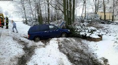 Nehoda auta s dětmi: Na letních pneu, bez pásů, sedaček a STK!