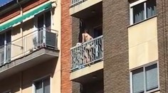 Nestydové! Pár se za bílého dne oddával sexu na balkóně. VIDEO