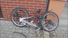 Cyklistka srazila školáka na kole. Od zraněného ujela. Není první