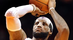 Muž s maskou dal 61 bodů! V NBA nemá konkurenci