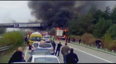 Řidič kamionu uhořel po srážce s odstaveným osobním autem u Sadské