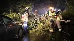 Bouře Babet drtí Británii. Zemřelo už devět lidí, přeplněné londýnské nádraží muselo zavřít