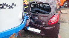 Tramvaj v Ostravě smetla auto! Ženu museli vyprostit hasiči