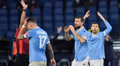 Divočina v Itálii. Duel Lazia s Udine? Osm gólů a tři červené