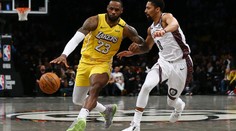 LeBron pomohl triple doublem k výhře Lakers, Lillard nastřílel 47 bodů