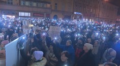 Výkřiky a svícení do oken: Desítky lidí demonstrovaly před ministerstvem spravedlnosti