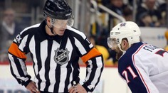 Šílenost v NHL: Sudí přišel v zápase o zuby, náhradní vozí v kalhotách!
