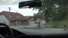 Šílené závody motorkářů za provozu. Natočili jsme je