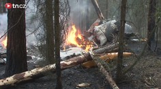 VIDEO + OČITÉ SVĚDECTVÍ: Na Pardubicku spadla stíhačka do lesa