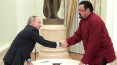 Putin verbuje těžký kalibr, Steven Seagal dostal ruský pas