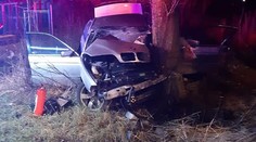 Po nárazu auta do stromu museli hasiči vyprostit jednu osobu, čtyři zranění